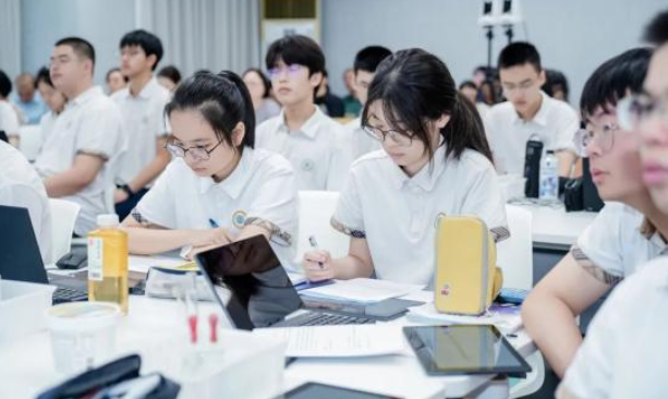 教育实践中积累了丰厚经历也催生了许多可落地可体会的成果